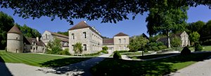 Romaans architectuur: panoramisch uitzicht op de Cisterciënzer abdij van Fontenay, Bourgondië