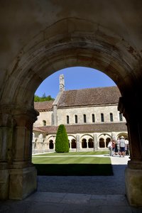 Romaans architectuur: zicht op het klooster en de gebouwen van de Cisterciënzer abdij van Fontenay, Bourgondië