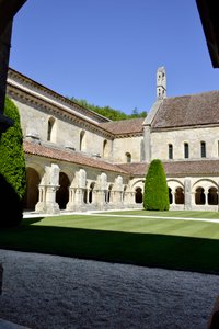 Romaanse architectuur: uitzicht op het klooster en de gebouwen van de Cisterciënzer abdij van Fontenay, Bourgondië
