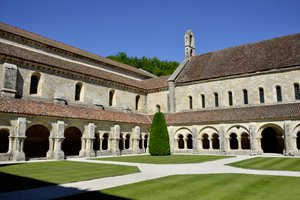 Romaanse architectuur: uitzicht op het klooster en de gebouwen van de Cisterciënzer abdij van Fontenay, Bourgondië