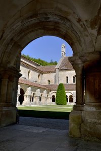 Romaans architectuur: uitzicht op het klooster en de gebouwen van de Cisterciënzer abdij van Fontenay, Bourgondië