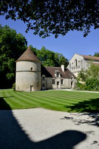 Romaanse architectuur: uitzicht op de duiventil en de kennel van de Cisterciënzer abdij van Fontenay, Bourgondië door Romanesque