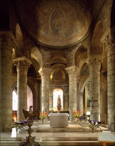 Romaans kunst: binnenaanzicht van de kerk Notre Dame la Grand, Poitiers (Wenen)