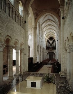 Romaans kunst: binnenaanzicht van de Basiliek van Saint Benoit sur Loire, gebouwd tussen de 11e en 13e eeuw