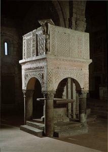 Romaans kunst: preekstoel van de kerk versierd met marmer en reliëfs, kerk van Santa Maria Maggiore (Tuscania, Italië)