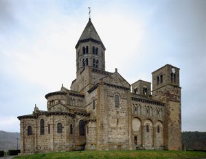 Romaanse kunst: zicht op de kerk van Saint-Nectaire door Romanesque