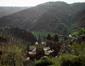 Romaans kunst: zicht op de kerk van de Abdij Sainte Foy van Conques door Romanesque
