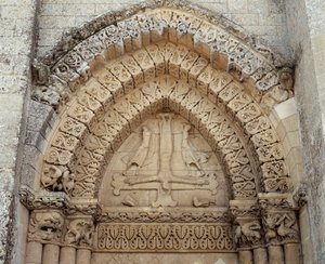De kruisiging van Sint Petrus, valse portaal van de kerk (beeldhouwwerk) door Romanesque