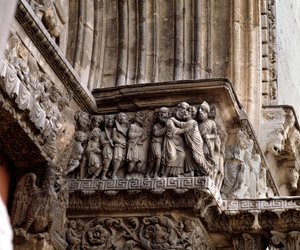 De kus van Judas, fries van het portaal door Romanesque