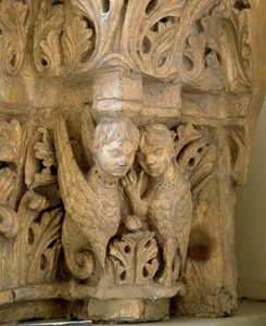 Top versierd met sirenes en vogels naar het model van die van de Kerk Saint Loup de Naud (Seine en Marne) 1170 door Romanesque
