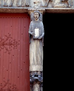 Zicht op een beeldhouwwerk op de centrale pilaar van het centrale portaal (1140-1200) door Romanesque