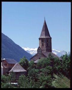 Uitzicht op romaanse kerk door Romanesque
