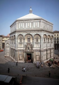 Zicht op het Baptisterium Sint Jan de Doper (Baptisterium van Florence)