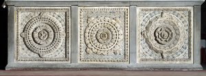 Zicht op het altaar bestaande uit marmeren platen door Romanesque