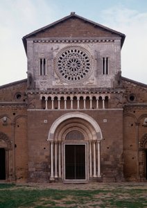 Gezicht op de gevel van de kerk van San Pietro, gerestaureerd in 1870, Tuscania, Italië door Romanesque