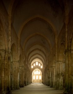Uitzicht op het schip van de kerk van de cisterciënzer abdij gesticht in de 12e eeuw door Romanesque