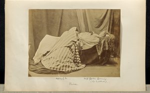 [Lady Middleton als "Elaine" en Sophy L.M. in Tableau Vivant uit "Idylls of the King"]. door Ronald Ruthven Leslie Melville