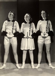 Portret van Drie Vrouwelijke Gymnasten in Schermkleding door Rudolf Duhrkoop