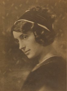 [Portret van jonge vrouw]. door Rudolf Duhrkoop