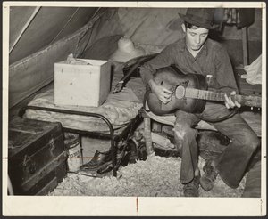 Witte migrantenaardbeienplukker op bed in tent bij Hammond, Louisiana door Russell Lee
