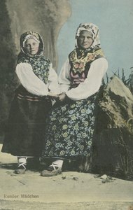 Meisjes in Letse traditionele kleding door Russian Photographer