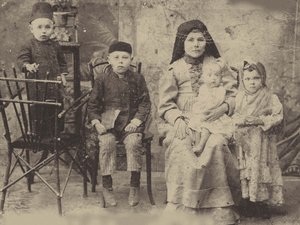 Kazan Tataarse familie, ca. 1900 door Russian Photographer
