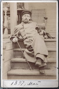 Portret van Anton Tsjechov met zijn hond Hina in mei 1897 in Melikhovo