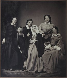 Portret van de auteur en lexicograaf Vladimir Dahl met familie door Russian Photographer