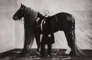 Russische circusartiest Akim Nikitin met een paard door Russian Photographer