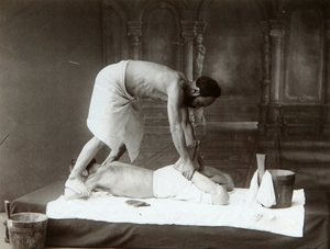 Het oosterse bad. Massage. Albuminefoto door Dmitri Ivanovich Yermakov (1845-1916)