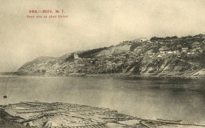 Uitzicht op Ufa, Rusland, vanaf de rivier Belaya (zwart-wit foto) door Russian Photographer