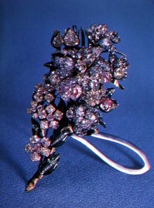 Broche in de vorm van een bloemenboeket met briljant geslepen diamanten en emaildecoratie, c.1750