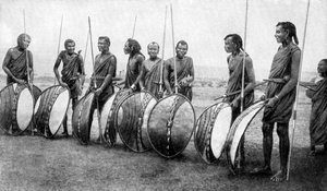 Een groep Masai krijgers in volledige strijduitrusting, 1922