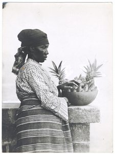 Mevrouw Harding, die dagelijks 30 mijl loopt, c.1920 door S. W. and Co. Partridge