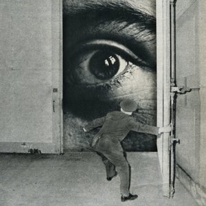 Een surrealistische blik voorbij de deur
