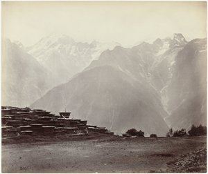 Gezicht op Chini met de Himalaya op de achtergrond door Samuel Bourne (attributed to)