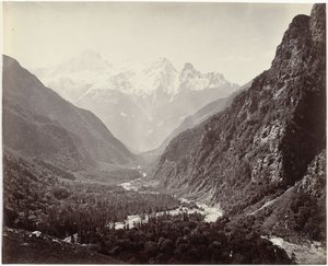 Gezicht op een vallei en de toppen van de Srikanta, India