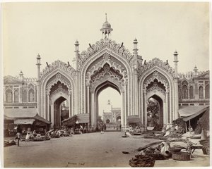 Poort voor de bazaar van Hoesseinabad, Lucknow