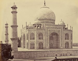 Agra; de Taj, vanuit de hoek van de vierhoek door Samuel Bourne