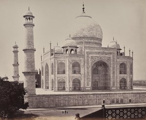 Agra. Gezicht op de Taj vanuit een hoek van de vierhoek door Samuel Bourne