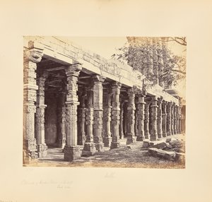 Delhi; Zuilengalerij van Hindoezuilen bij de Kutub Minar, oostkant door Samuel Bourne