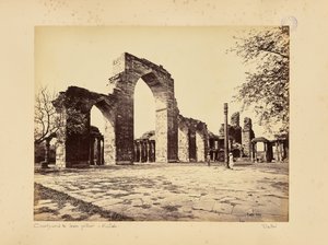 Delhi; de Kutub Minar, algemeen aanzicht van de bogen door Samuel Bourne