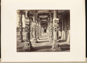 Delhi; De Kutub Minar, binnenaanzicht van de oostelijke zuilengang