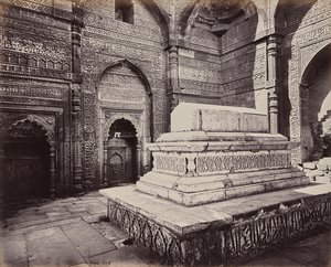 Delhi. Graf van keizer Shums ooo deen Allomsh, bouwer van de Qutb Minar in de ruïnes van het oude Delhi door Samuel Bourne