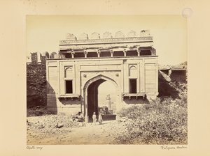Futtypore Sikri; de olifantentoren, gezien door de olifantenpoort door Samuel Bourne