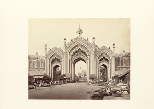 Lucknow; de poort van de Hooseinabad-bazaar door Samuel Bourne
