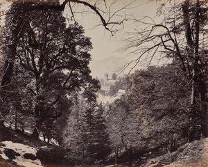 Shimla. De kerk door de bomen, vanuit Jakko door Samuel Bourne
