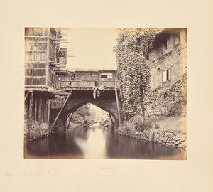 Srinagar; een brug over het Marqual-kanaal door Samuel Bourne