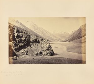 De Chandra-vallei vanuit Chota Shigri - Shigri-pieken in de verte door Samuel Bourne