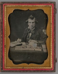 Ongenoemd Portret van Zittende Man met een Daguerreotype en Penseel, 1865